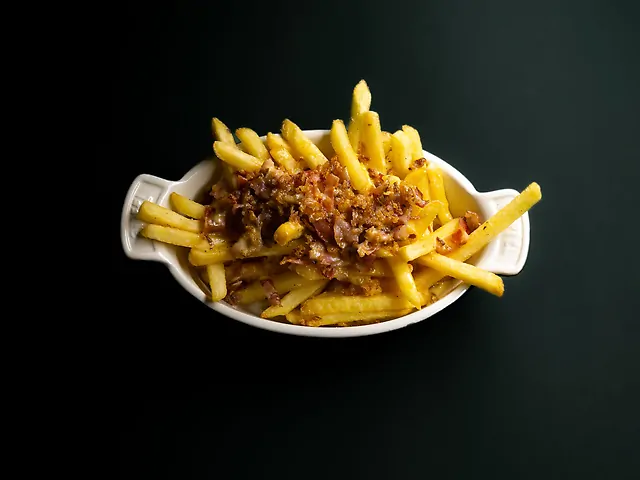 Френч фрайс, бекон, синий соус