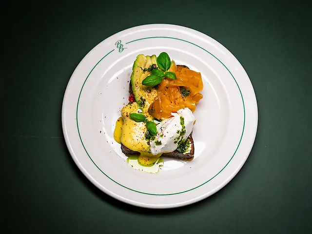 Бріош, авокадо, лосось, крем сир з лимоном