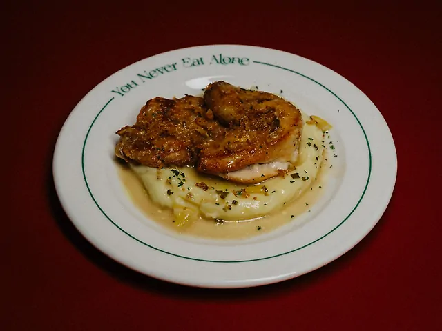 Курча, пюре, солоні лимони