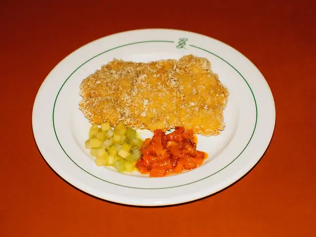 Курячий шніцель, печений перець, яблоки з селерою