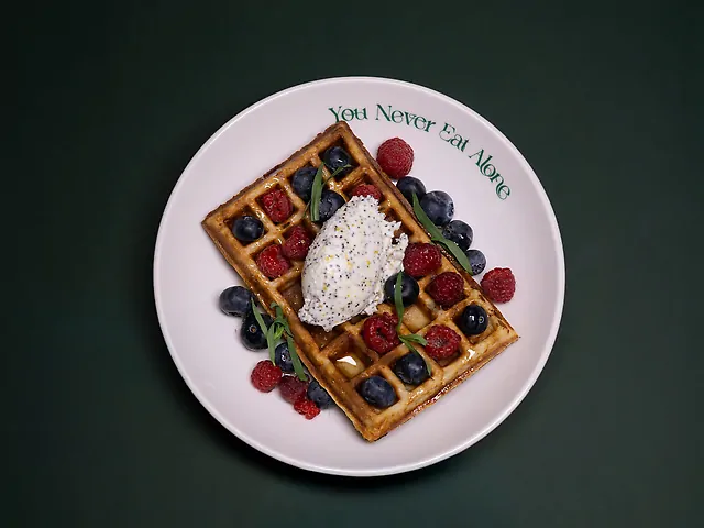 Вафля, маковий маскарпоне, ягоди