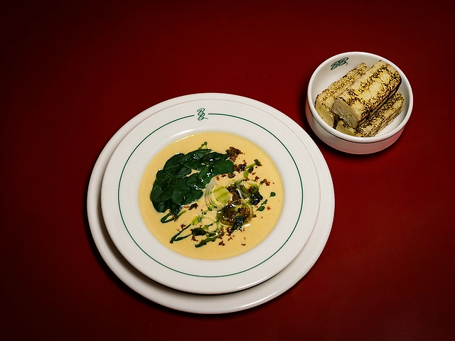 Кремовий суп з лососем