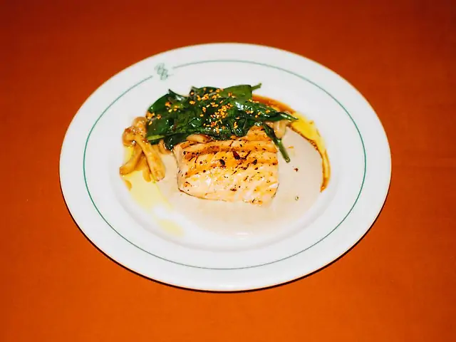 Лосось-гриль, гриби шимеджі, горіховий соус