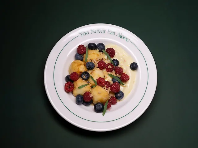 Сирники, заварний крем, ягоди