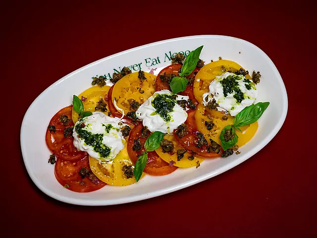 Томати, страчателла, смажені каперси