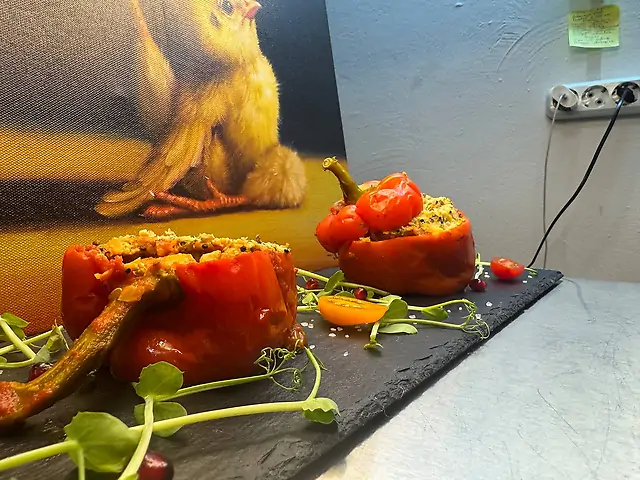 ФАРШИРОВАНІ ПЕРЦІ З КУРОЧКОЮ, ОВОЧАМИ ТА КІНОА (БЕЗ РИСУ)