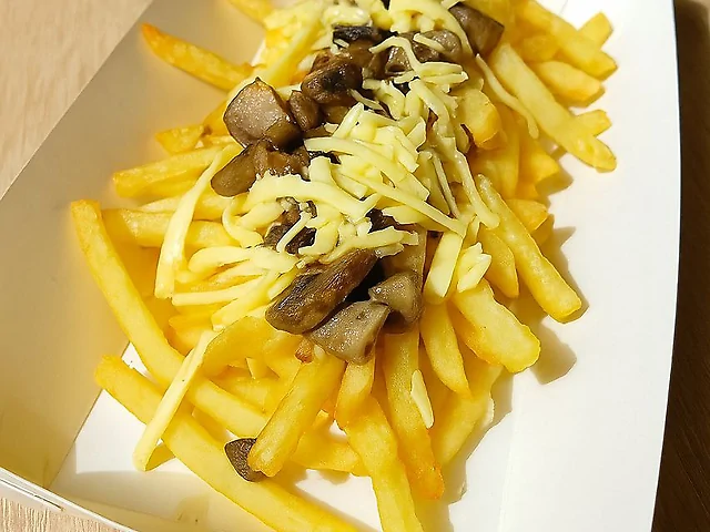 Картопля фрі велика, сир, смажені гриби, кетчуп