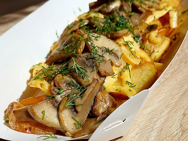 Картопля по-селянськи з грибами та зеленню