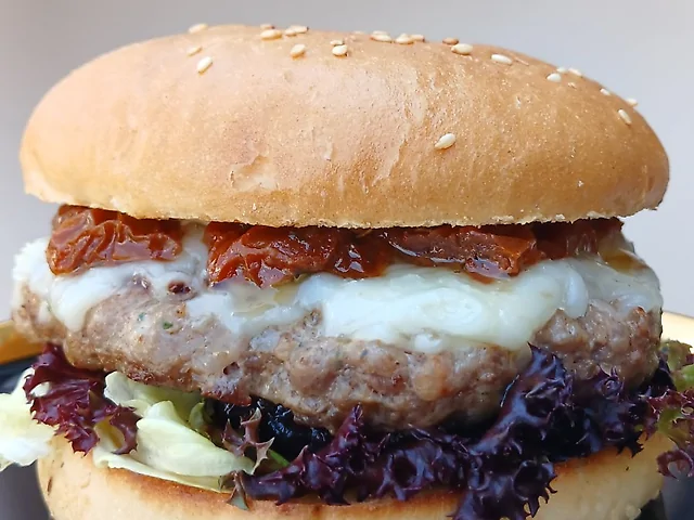 Бургер з вяленими томатами