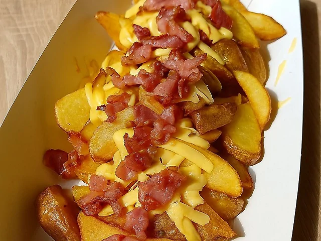 Картопля по-селянськи з беконом та сиром