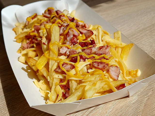 Картопля фрі з сиром та беконом