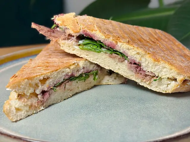 Чіабата з качиною ніжкою, крем сиром і вишневим соусом