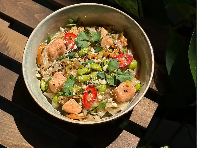 Рисова лапша з лососем