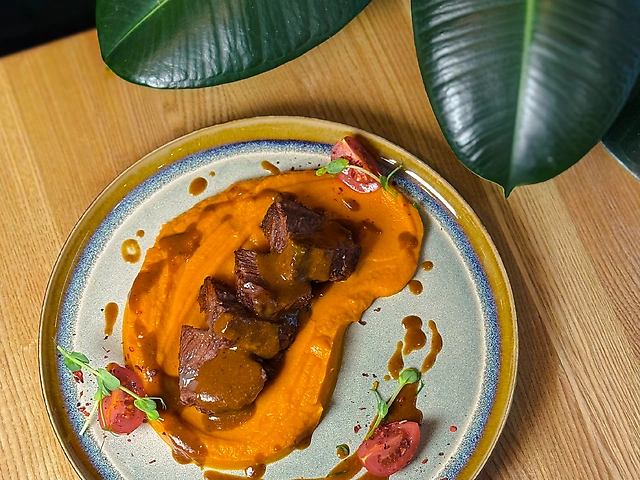 Яловичі щоки з мусом із батату та соусом демігляс