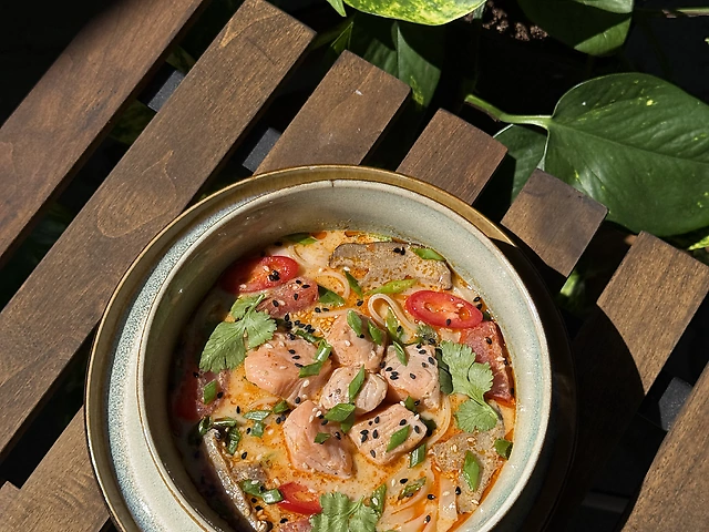 Суп на кокосовому молоці з лососем