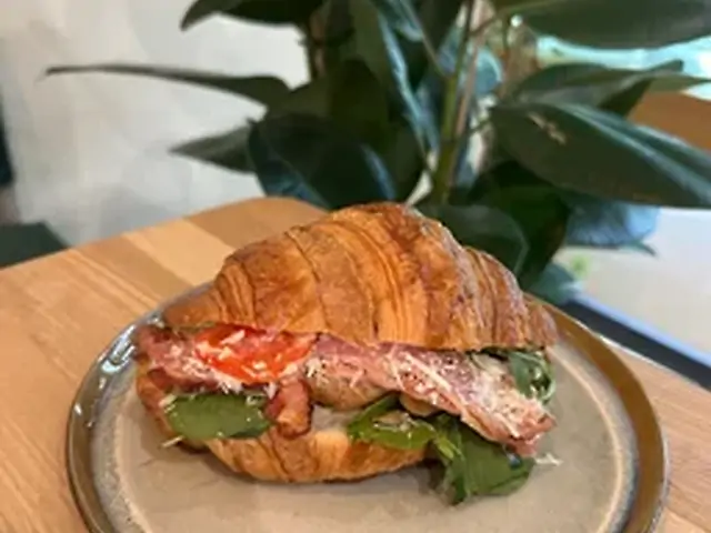 Круасан з куркою і пармезаном