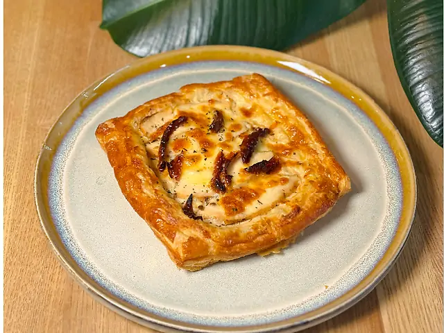 Слойка з куркою та вяленими томатами