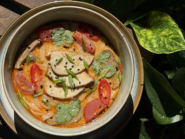 Суп на кокосовому молоці з куркою