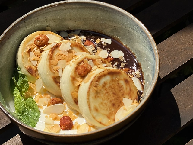 Сирники зі сметаною і бурбоновою карамеллю