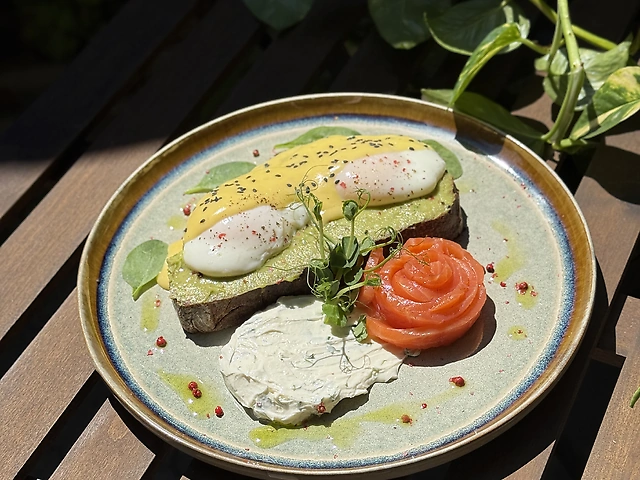 Авокадо-тост з лососем, трав'яним крем-сиром і соусом Голландез