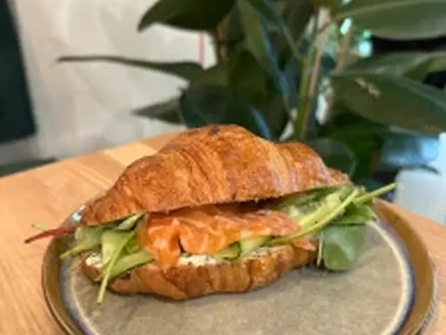 Круасан з малосольним лососем