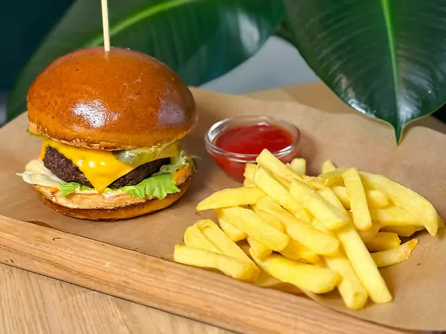 Бургер з яловичиною, картоплею фрі та кетчупом