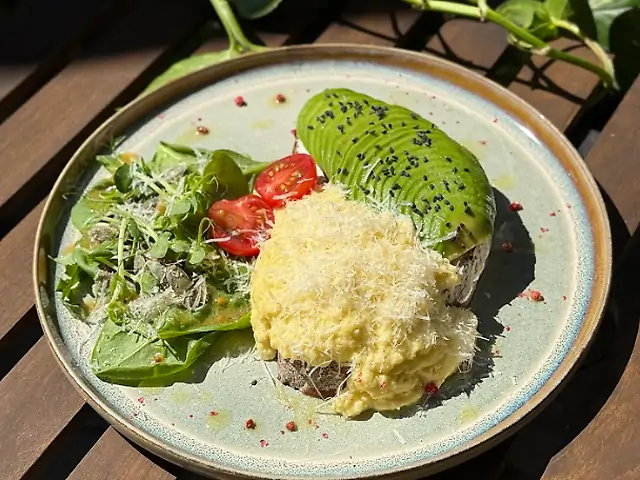 Скрембл з авокадо, трав'яним крем-сиром і свіжими томатами