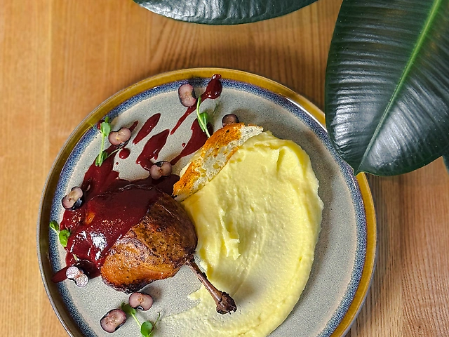 Качина ніжка конфі з картопляним мусом та соусом п'яна вишня