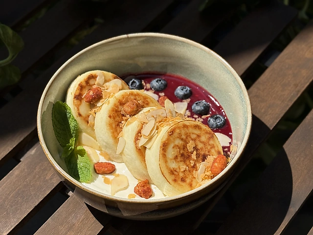 Сирники зі сметаною і малиновим соусом