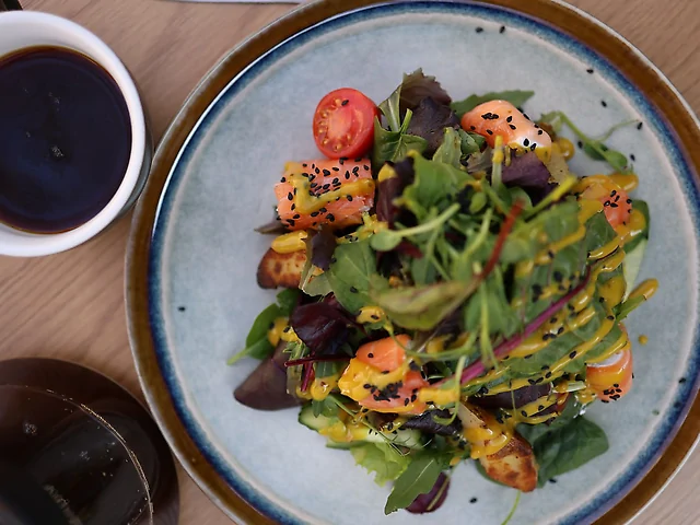 Салат з малосольним лососем