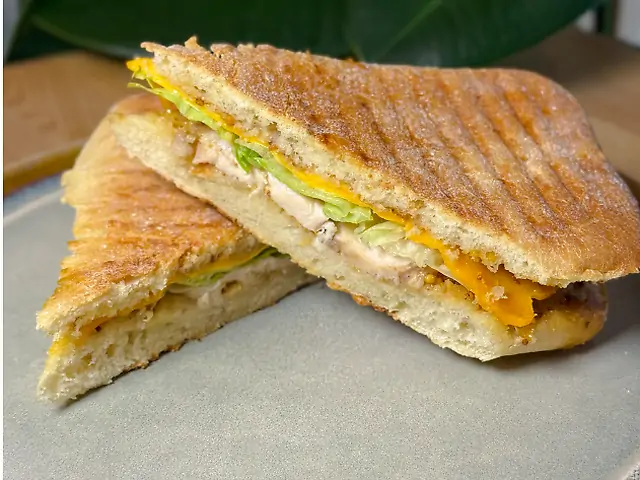 Чіабата з куркою су-від, медово-гірчичним соусом і сиром чедер