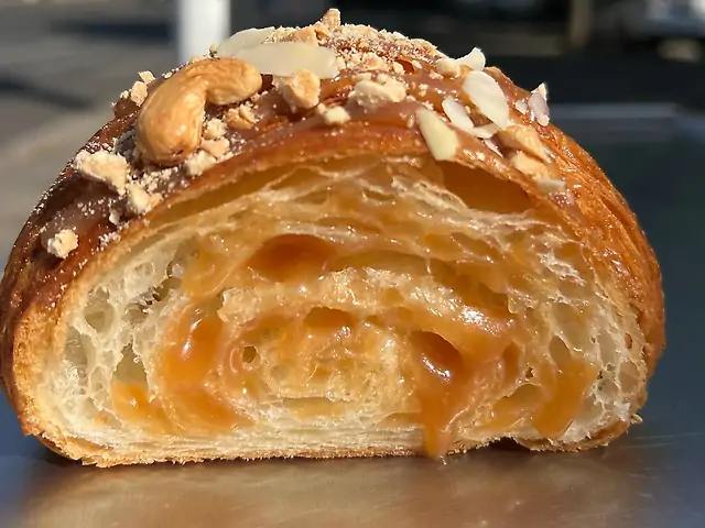 Круасан солона карамель