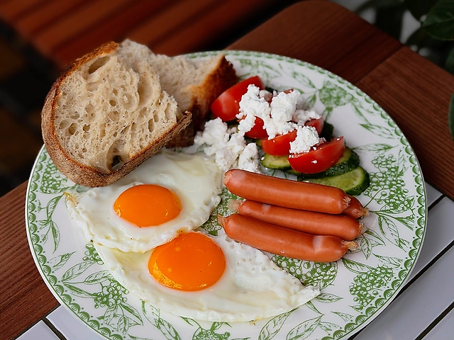 Сніданок із сосисками