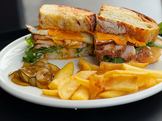 Сендвіч із курячим пастрамі