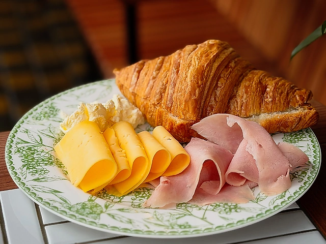 Сніданок з круасаном