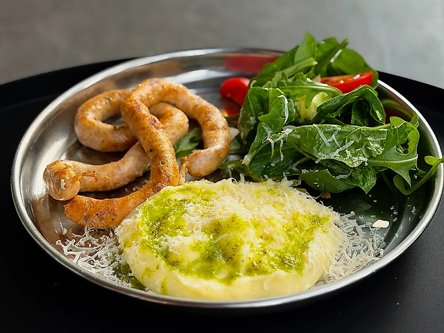 Ковбаски з картопляним пюре