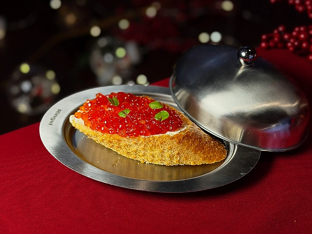 Тост з червоною ікрою