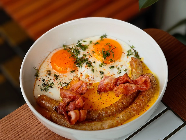 Сніданок з ковбасками