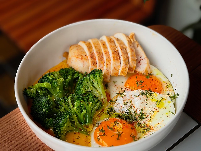 Яєчня з броколі