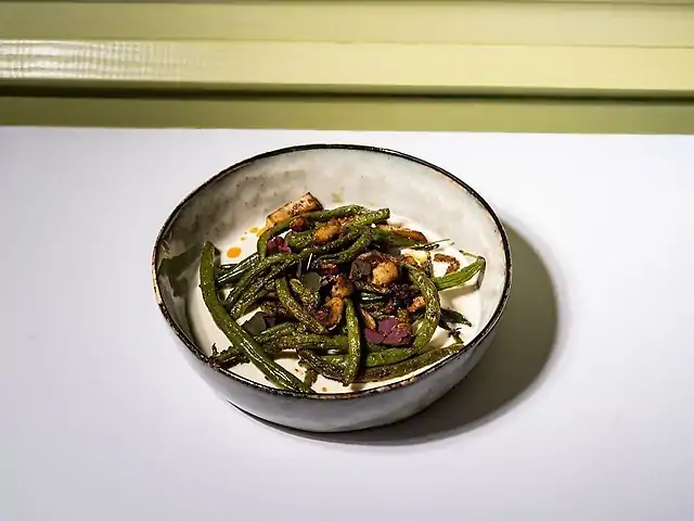 Стручкова квасоля  з грибами у вершково часниковому соусі