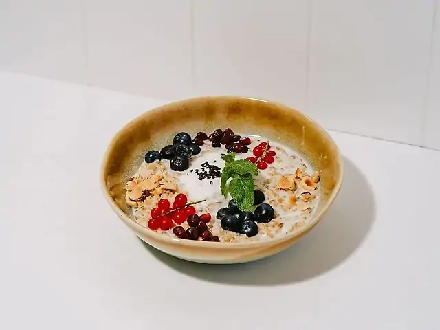 Вівсянка солодка з ягодами та грецьким йогуртом