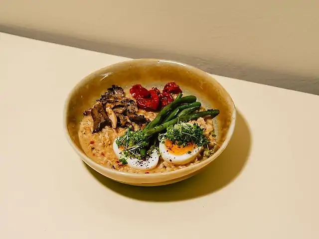 Вівсянка солона з в'яленими чері та спаржею