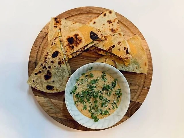 Сирна Кеса з пряною сальсою та куркою