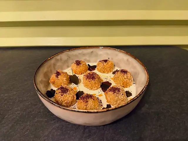 Трюфельні крокети в часниковому соусі