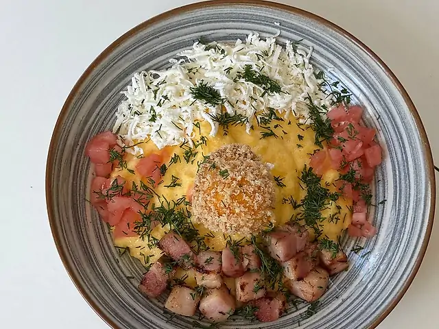 Полента з беконом та козячим сиром