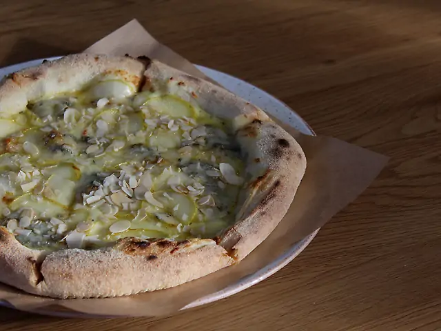 Піца з грушею та сиром горгонзола