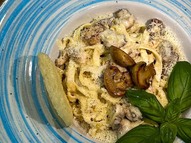 Паста з куркою та грибами