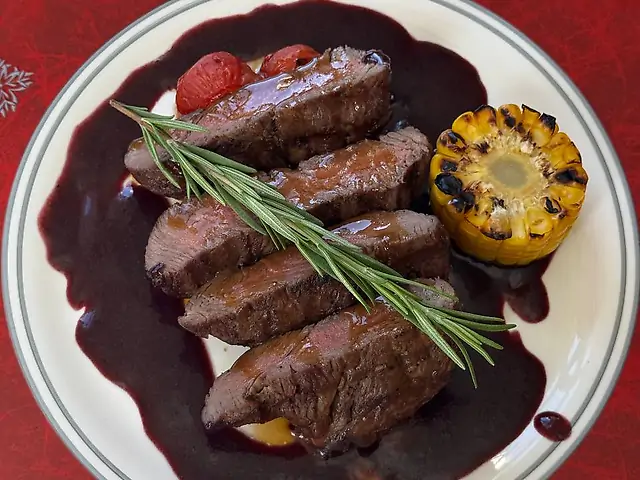 Медальйони з філе телятини у соусі з червоного вина та ягід