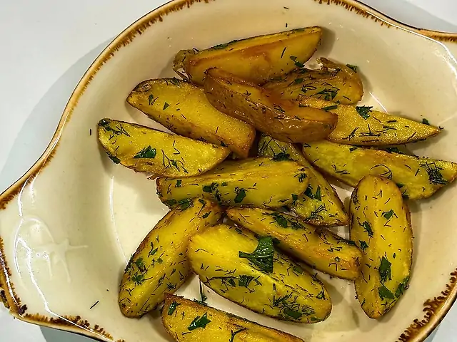 Смажена картопля з часником та зеленню