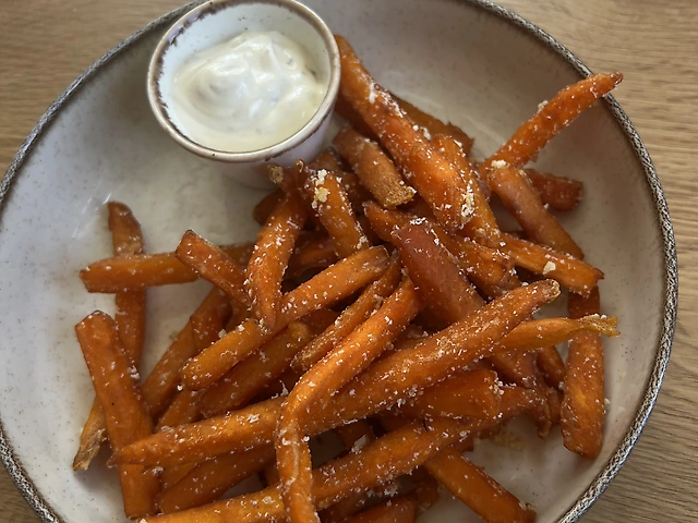 Батат фрі з трюфель трюфельною олією та пармезаном